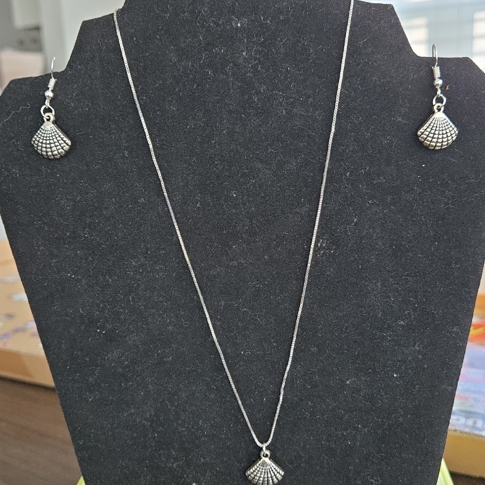 Elegant Silver Shell Jewelry Set